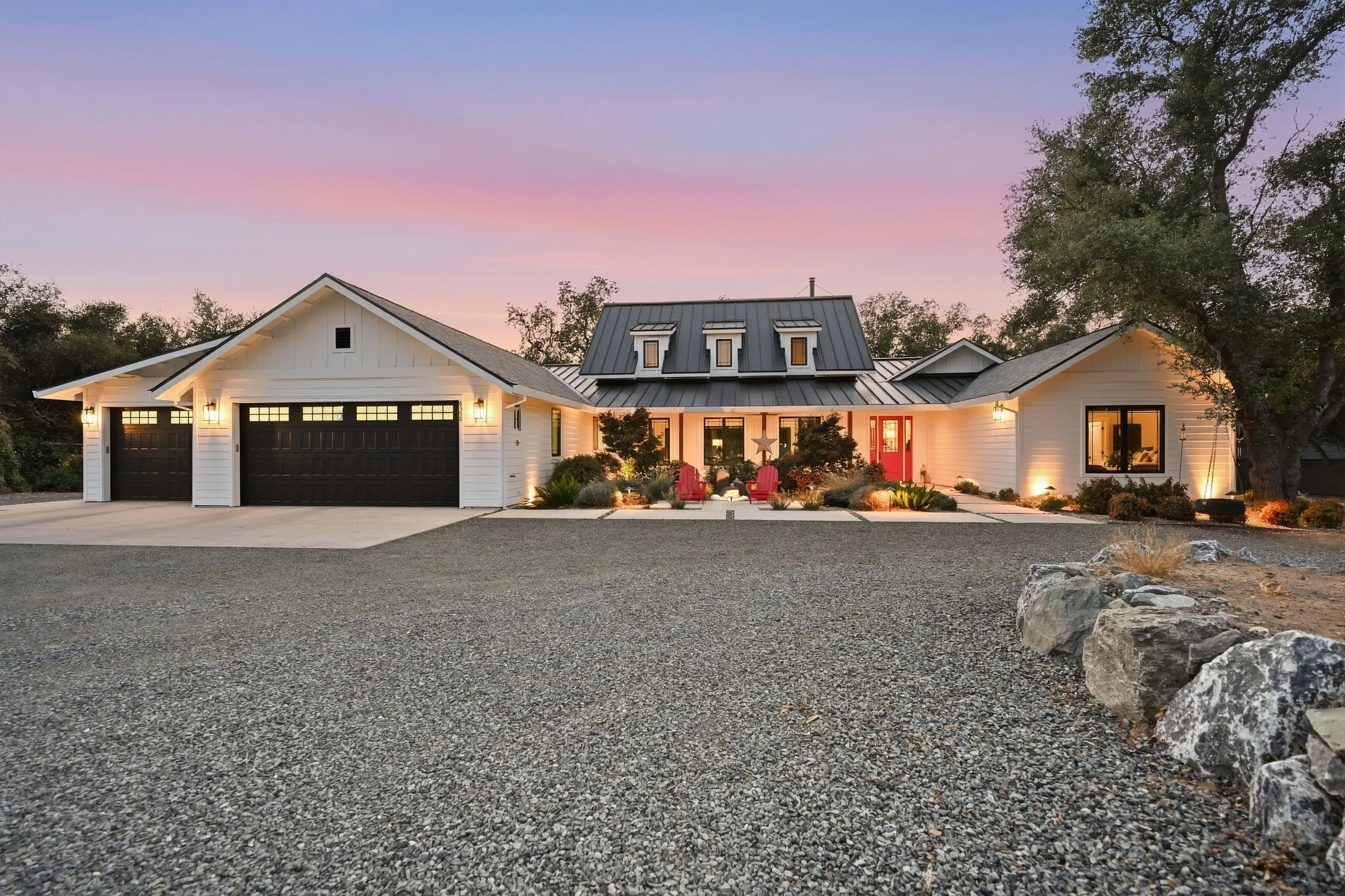 Modern farmhouse under the oaks in Loomis